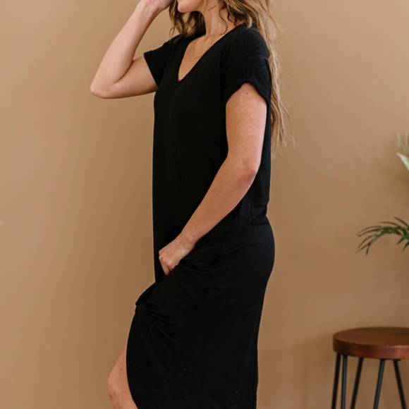 P & Rose Plot Twist Full Size T-Shirt Dress with Pockets in Black - Picture 6 of 7